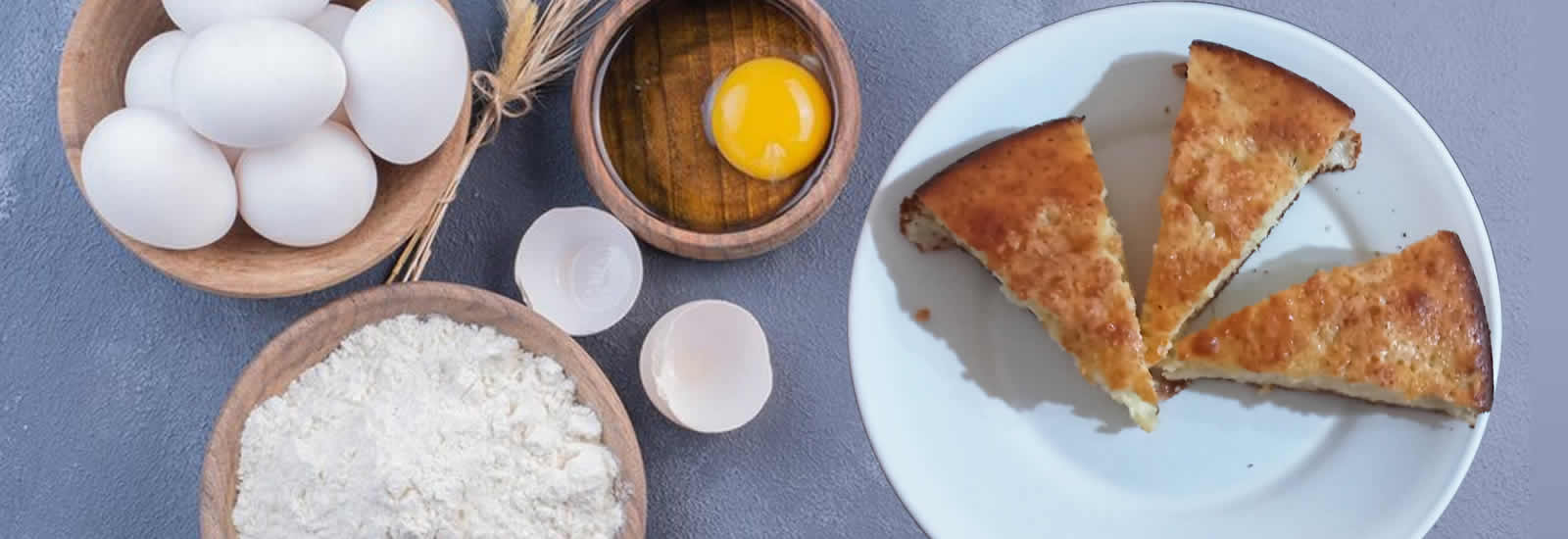 Ele Congelados. Bizcochuelo con colchón de peras o manzanas. En la foto, recipientes con huevos, harina y nuestro bizcochuelo con peras